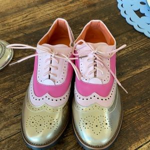 Fun Wing Tip Lace-Up Shoes